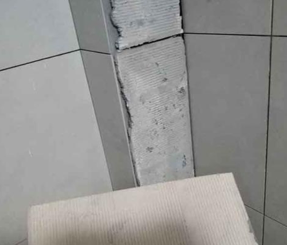 石嘴山市瓷砖空鼓维修公司分享下厨房瓷砖脱落的补救措施。
